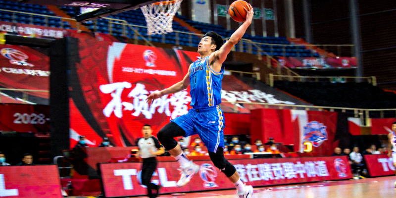 CBA中国男子篮球职业联赛比赛现场 - 球员上篮